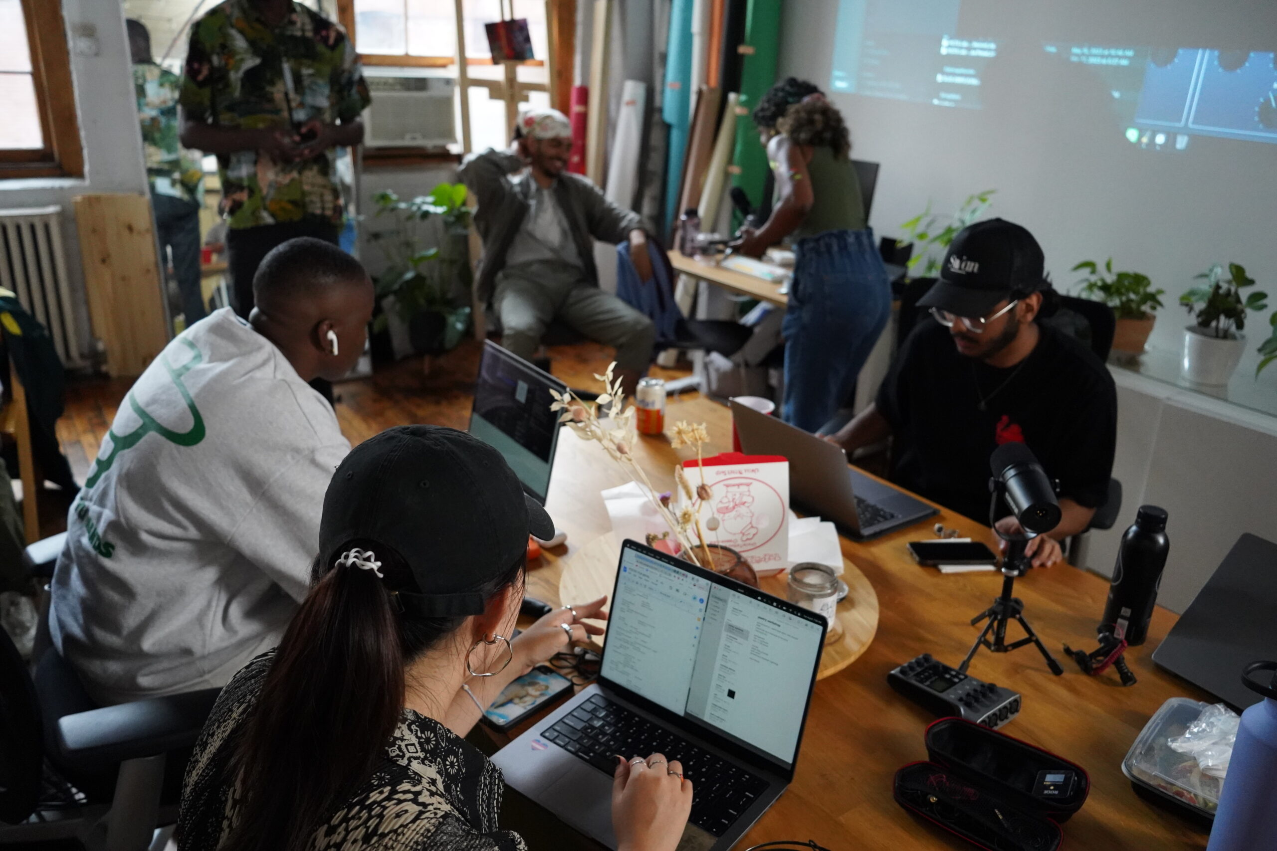 Un group de personnes qui travaillent avec des ordinateurs portatifs autour d'une table.